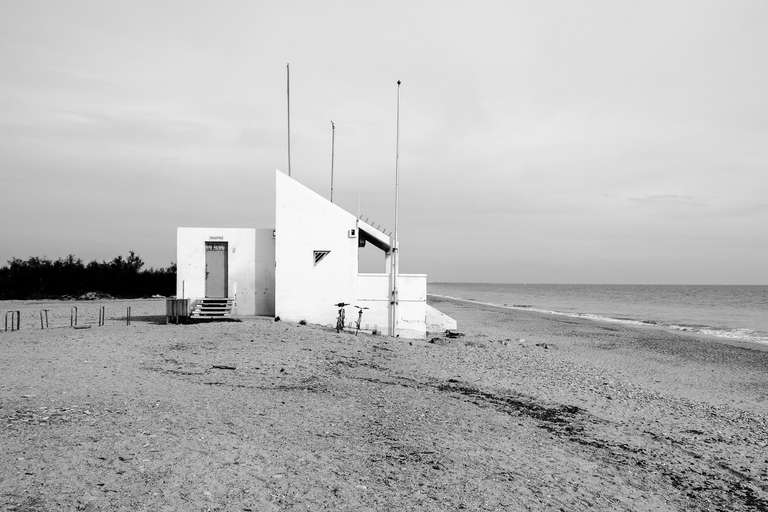 Une photo en noir et blanc d'une cabine de sauveteur sur la plage, près de Montpellier dans le sud de la France.