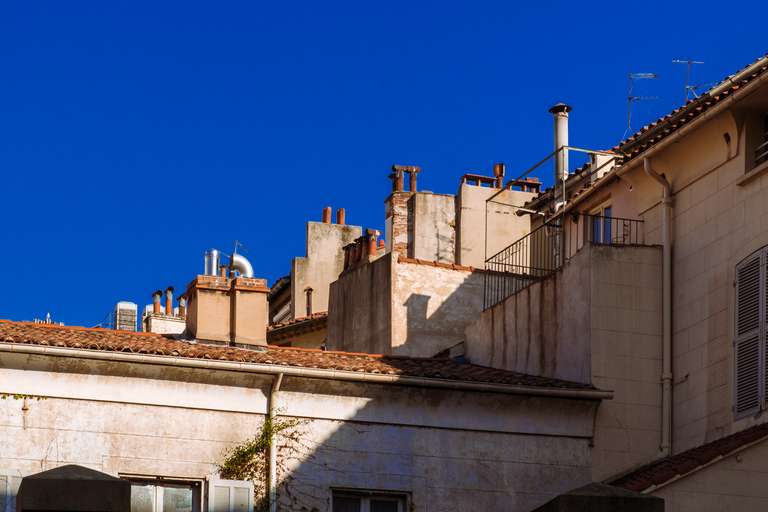 Photo en couleur de toits en tuiles à Toulon dans le sud de la France.