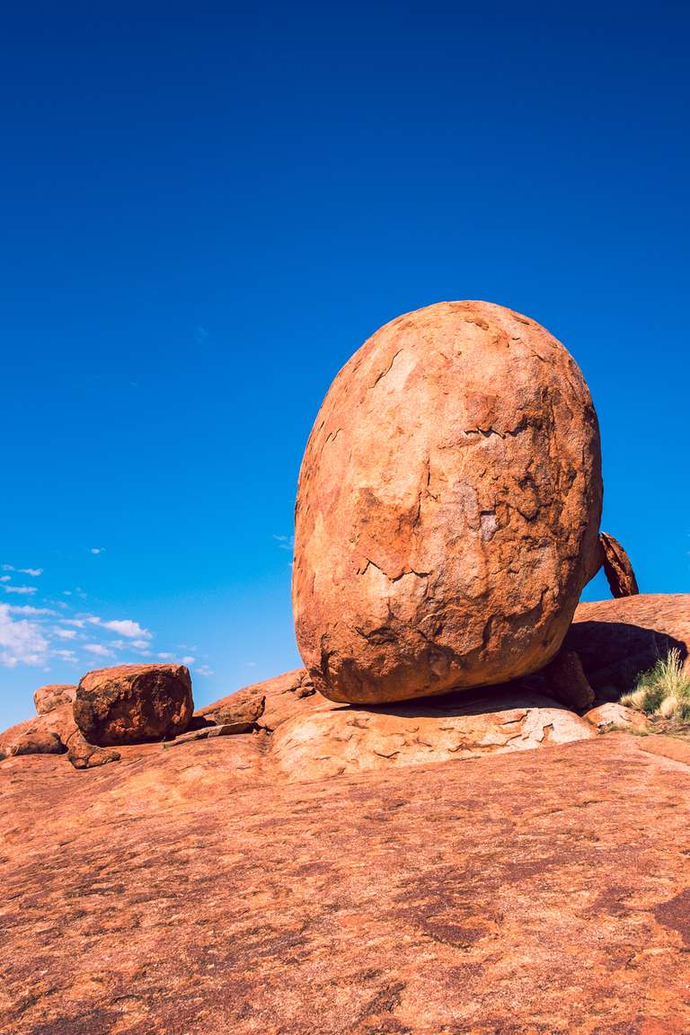 Photo en couleur d'une formation rocheuse à Devil's rock dans le désert en Australie.