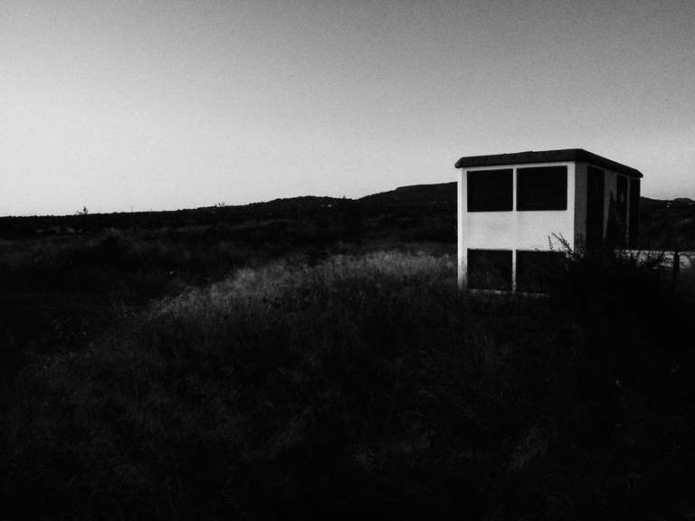 Photo de rue en noir et blanc d'une cabine dans la campagne à Majorque, en Espagne